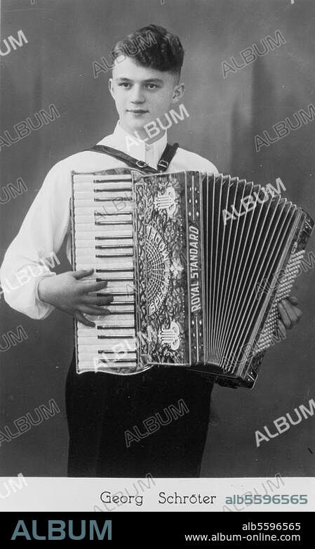 Musik / Instrumente:. Ziehharmonika. Georg Schröter mit Akkordeon. Fotopostkarte, um 1930 (W.Fleischer, Berlin).