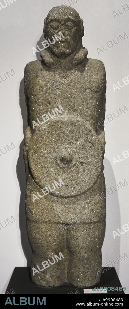 Cultura castreña. Estatua de guerrero castreño, llamado lusitano. siglo I d.C. Granito. Castro de Outerio Lesenho, Boticas, Vila Real. Portugal. Museo Nacional de Arqueología. Lisboa, Portugal.