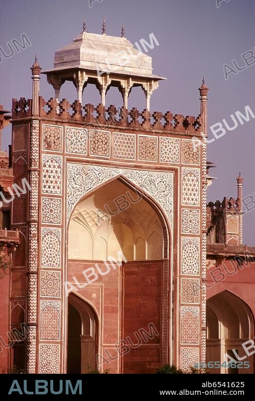 Sikandra bei Agra (Uttar Pradesh, Indien), Akbar-Mausoleum (Mausoleum des Mogulkaisers Akbar, erbaut 1605-27 unter seinem Sohn Jahangir).-Teilansicht: Pishtaq.-Foto, Mai 1971.