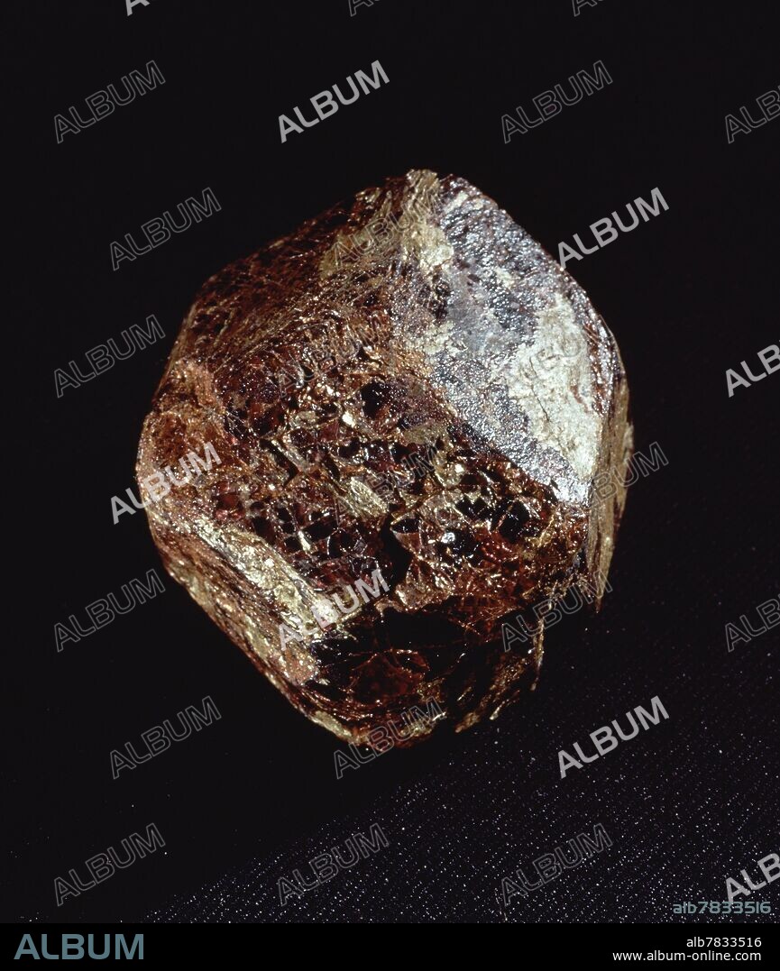 MINERAL - GRANATE- NEOSILICATO ROMBODODECAEDRO DURO- BRILLO VITREO- COLOR OSCURO.