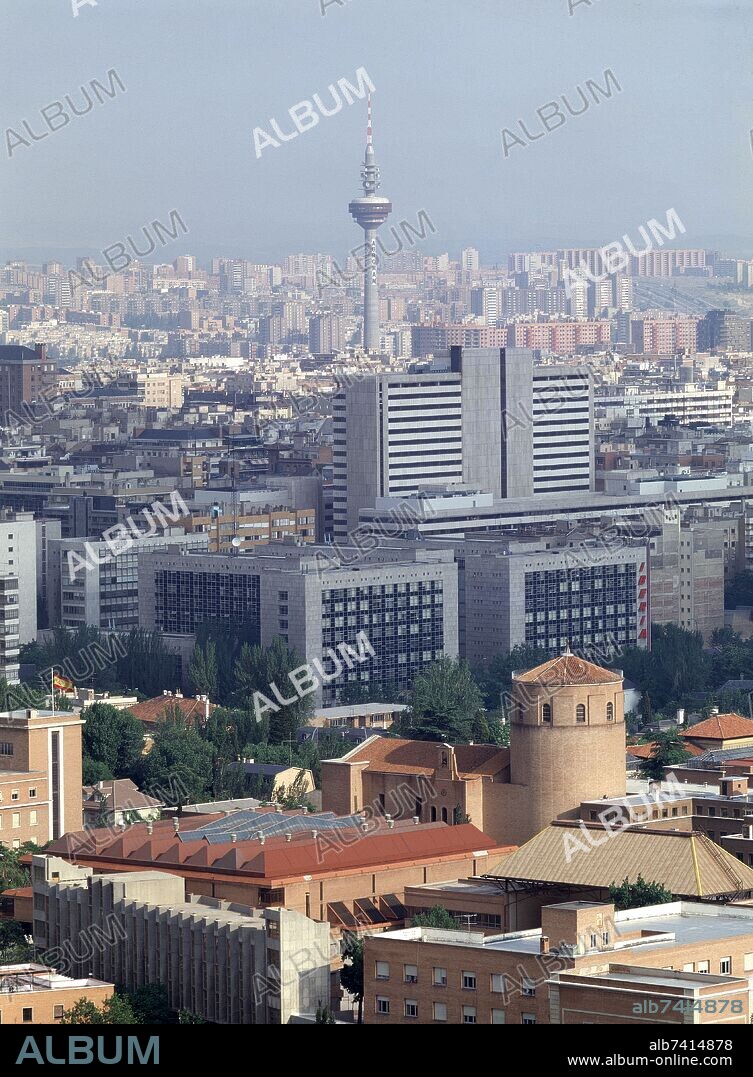 MADRID DESDE BBVA DE AZCA HACIA LA TORRE DE COMUNICACIONES TORREESPAÑA (EL PIRULI) CON EL INSTITUTO RAMIRO DE MAEZTU Y LA IGL ESPIRITU SANTO- FOTO 80.