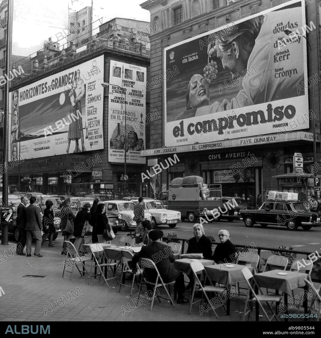 Gran vía (Madrid), 1970. Vista de los cines Avenida con el cartel de la película «El Compromiso», y del Palacio de la Música con el cartel de «Horizontes de grandeza».
