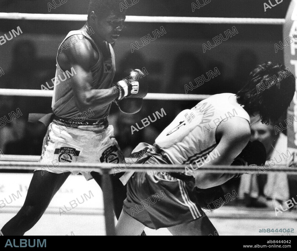 ©SCANPIX SWEDEN 19830107 ARKIV. Boxaren Patrick Lumumba, lätt tungvikt, i match mot Damie Lindström.. Foto Tomas Oneborg / SvD / SCANPIX . Code 30142.