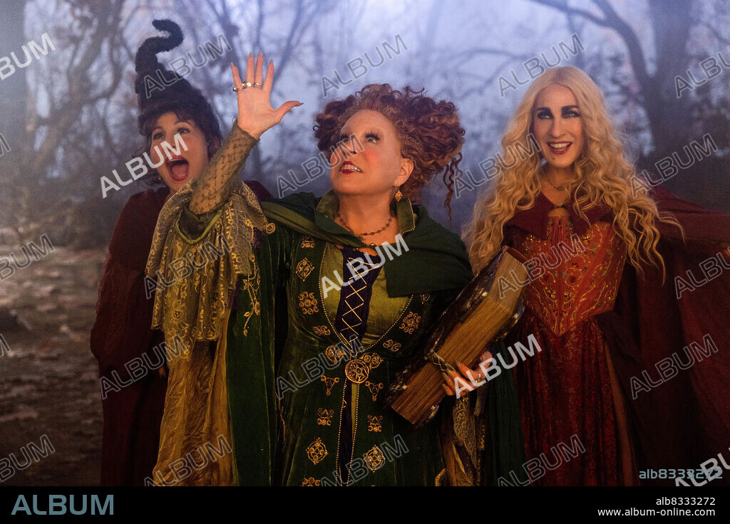 BETTE MIDLER, KATHY NAJIMY and SARAH JESSICA PARKER in HOCUS POCUS 2, 2022, directed by ANNE FLETCHER. Copyright WALT DISNEY PICTURES.