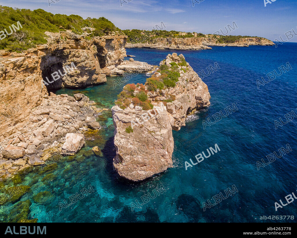 Es Pontas, natural rock arch, Santanyí, Mallorca, Balearic Islands, Spain, Europe.