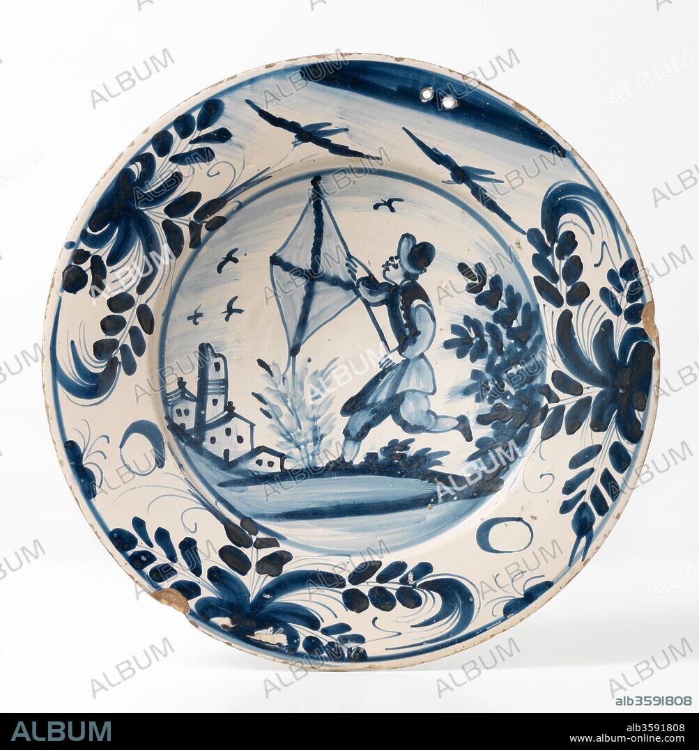 Plato, Finales del siglo XVII - mediados del siglo XVIII, Cerámica (loza decorada en azul, con figura masculina con estandarte, grupos de motivos vegetales y el distintivo de esta serie: la butifarra con su cordel), de Barcelona, Diámetro: 37,7 cm.