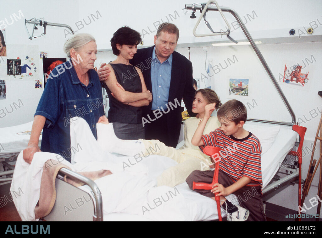 DR. SOMMERFELD - NEWS FROM BÜLOWBOGEN Nina (ALINA MERKAU) is having a visit from Hanna (GUDRUN OKRAS,l) when Dr. Sommerfeld (RAINER HUNOLD) and Katja (MARIJAM AGISCHEWA, 2nd from left) come in to pick her up. Nina is overjoyed that she can finally leave the hospital. Oskar (CHRISTOPH-EMANUAL OEHME) has meanwhile found two suitable crutches for Nina... Director: Karsten Wichniarz aka. An almost impossible love 163 / Headline: DR. SOMMERFELD - NEWS FROM BÜLOWBOGEN / BRD 1999.
