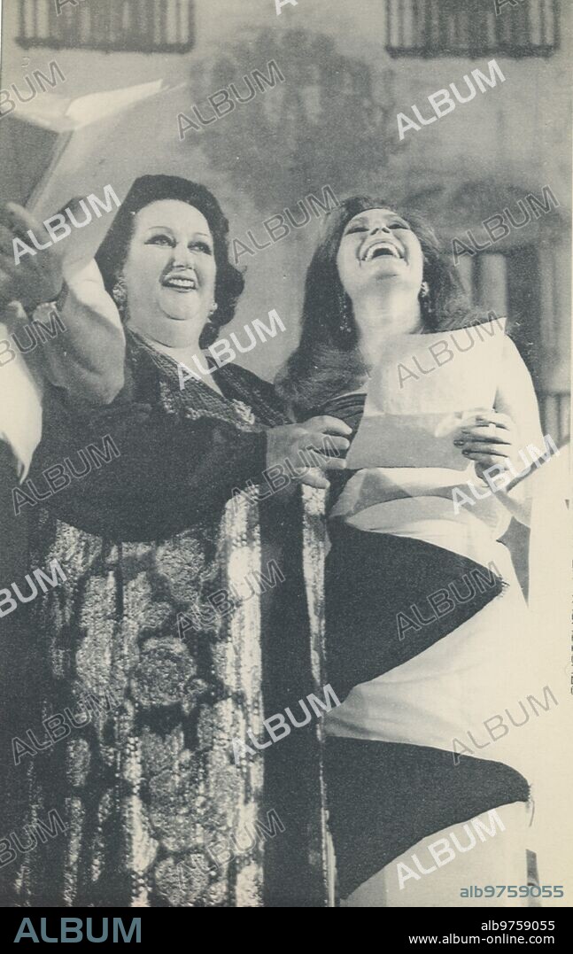 Alicante, 20/07/1990. Rocío Jurado y Montserrat Caballé en una gala en Alicante. La chipionera rompe en una carcajada al entonar el himno de Alicante por no entender el valenciano.