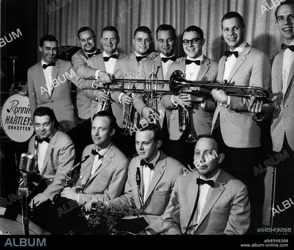 Göteborg 1962-03-18. Orkesterledaren Ronnie Hartley med sin orkester: Sören Ahrnoth, som på bilden ersatts av saxofonisten Broberg, Bengt ..., Erik Nordström, Bertil Wikholm, Ivar Wfring, Björn Rahbe, Lennart Malmgren, Gunnar Gunnrup, Rune Lindgren, Arne Bengtsson, Richard brodén och Knud Hilbert *** Local Caption *** GT - Arne Alfredsson. KAMERAREPORTAGE.