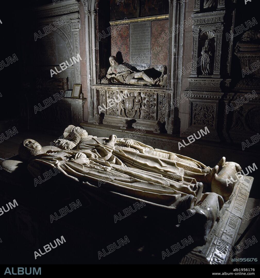 ARTE GOTICO FLORIDO. ESPAÑA. "SEPULCROS DE FERNANDO DE ARCE Y CATALINA DE SOSA", padres del Doncel. Se encuentran en el centro de la CAPILLA DE SANTA CATALINA, frente a la famosa escultura yacente de su hijo. CATEDRAL DE SIGUENZA. Provincia de Guadalajara. Castilla-La Mancha.