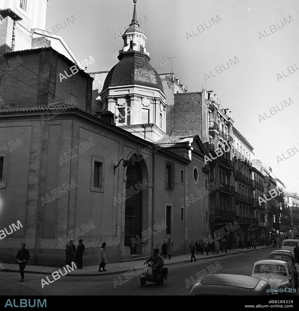 FACHADA DE LA IGLESIA DE SAN SEBASTIAN QUE DA A LA CALLE ATOCHA Nº 39 - FOTOGRAFIA EN BLANCO Y NEGRO - AÑOS 60.