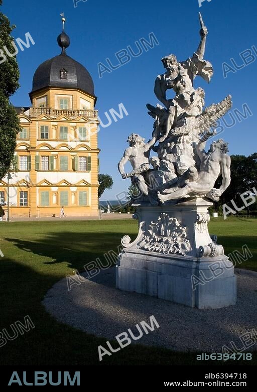 Memmelsdorf (Oberfranken, Bayern), Schloss Seehof (ehem. Sommeresidenz der Bamberger Fürstbischöfe, erbaut 1687-1696 im Auftrag des Fürstbischofs Marquard Sebastian Schenk von Stauffenberg; Arch.: Antonio Petrini). /-Teilansicht: Südostecke mit Figurengruppe "Jupiter im Kampf mit den Giganten" von Ferdinand Tietz (1708-1771).-/Foto, 2009.