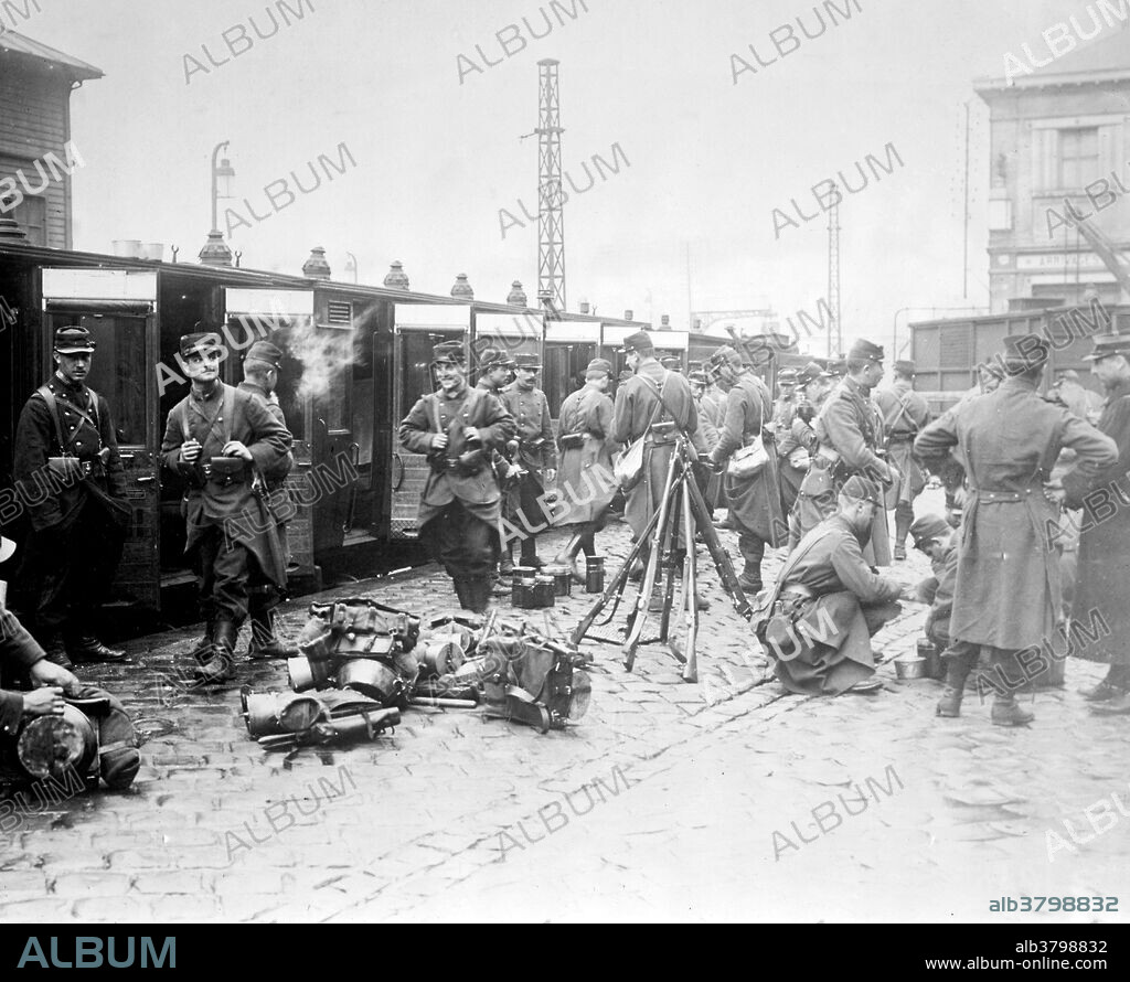 French soldiers leaving a train at the beginning of World War I. In January 1914, the French Army had 47 divisions, composed of 777,000 French soldiers and 47,000 colonial troops. Another 2.9 million men were mobilized in the summer of 1914, and heavy losses on the Western Front forced France to conscript men up to the age of 45. At the end of the war the French had called up 8,317,000 men, including 475,000 colonial troops, and suffered over 4.2 million casualties, with 1.3 million dead. Bain News Service circa 1914/15.