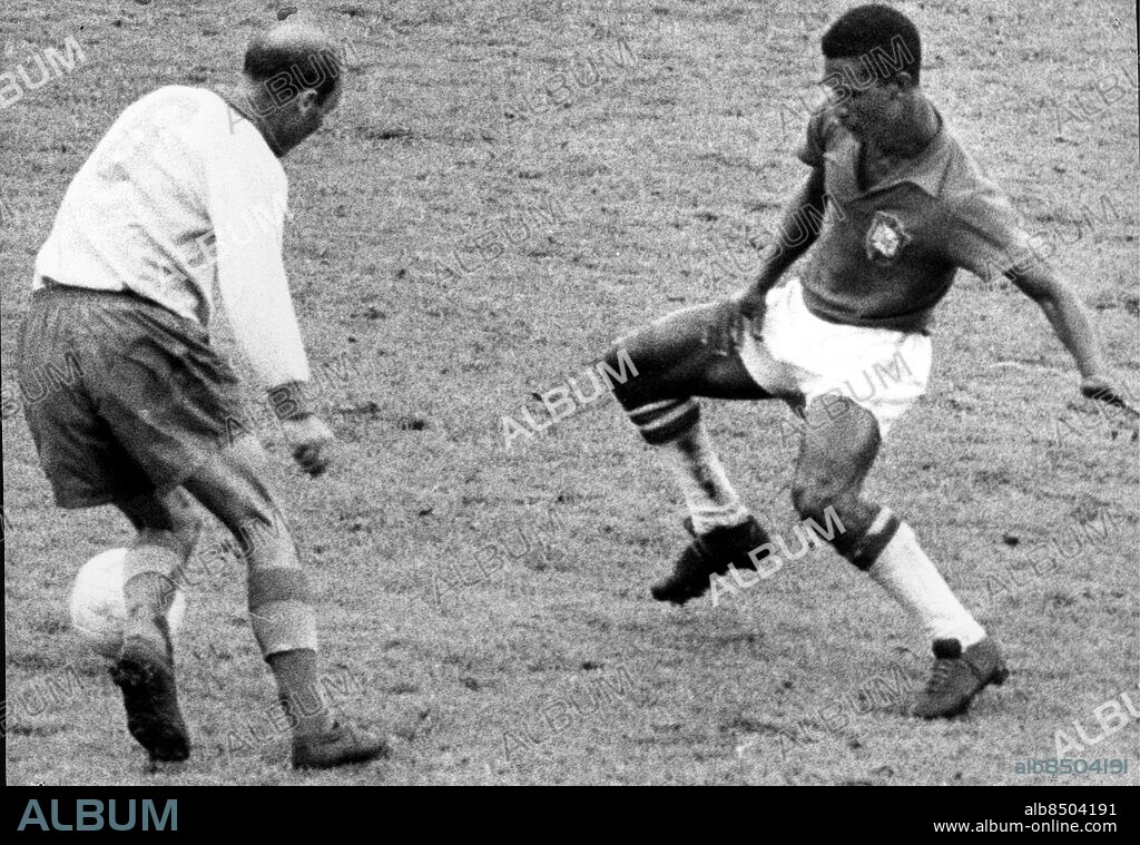 VM i fotboll / Fotbolls-VM 1958 Sverige Finalen Sverige-Brasilien 2-5. Gunnar Gren försöker passera Didi. Fotboll VM 1958 Råsundastadion i Solna. (c) Charlie Raasum / C A Raasum / Sydsvenskan / IBL.
