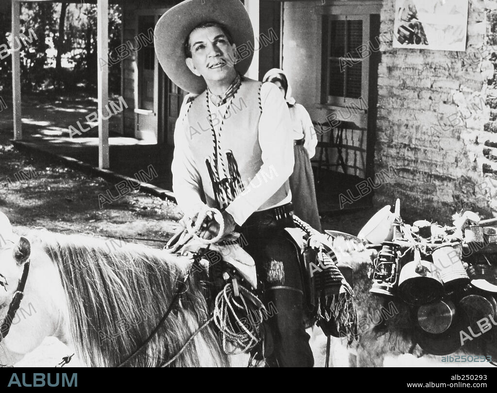 CANTINFLAS en POR MIS PISTOLAS, 1968, dirigida por MIGUEL M. DELGADO.  Copyright POSA FILMS, S.A. - Album alb250293