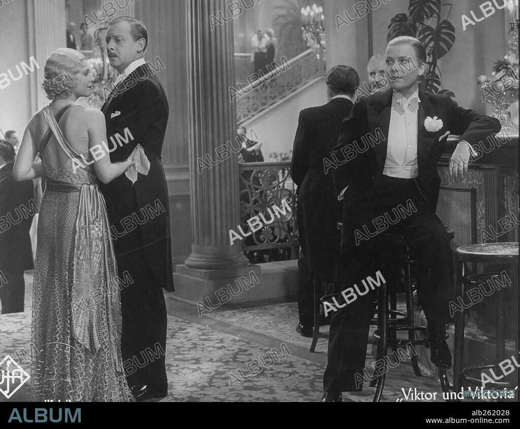 RENATE MULLER in VIKTOR UND VIKTORIA, 1933. Copyright U.F.A.