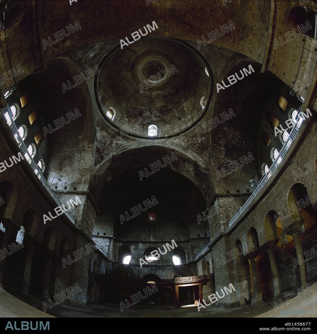 ARTE BIZANTINO. TURQUIA. IGLESIA DE SANTA IRENE. Reconstruida bajo reinado del emperador Justiniano en el 537. Presenta una planta de tres naves, con una cúpula en la intersección de los brazos y el ábside flanqueado por dos sacristías. En el 381 se celebró en ella el segundo Concilio Ecuménico que fue presidido por Teodosio I. Vista general de la nave central. Estambul.