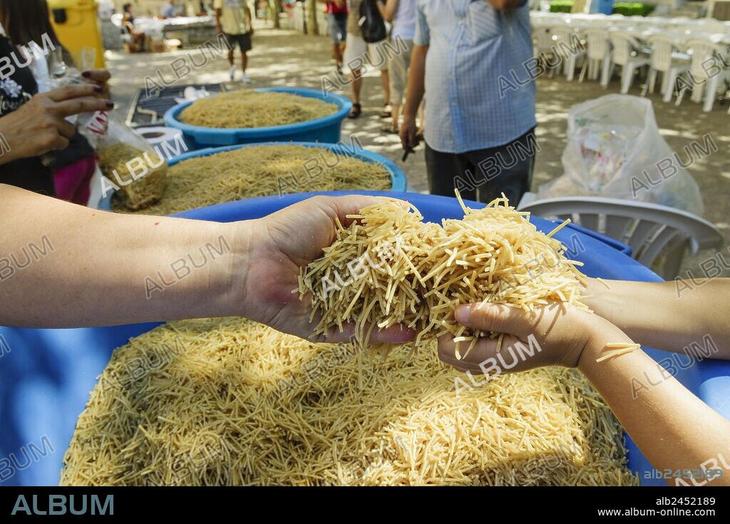 preparacion de los tipicos fideos de la vendimia, fiestas de Es Vermar, Binissalem, Mallorca, islas baleares, spain, europa.