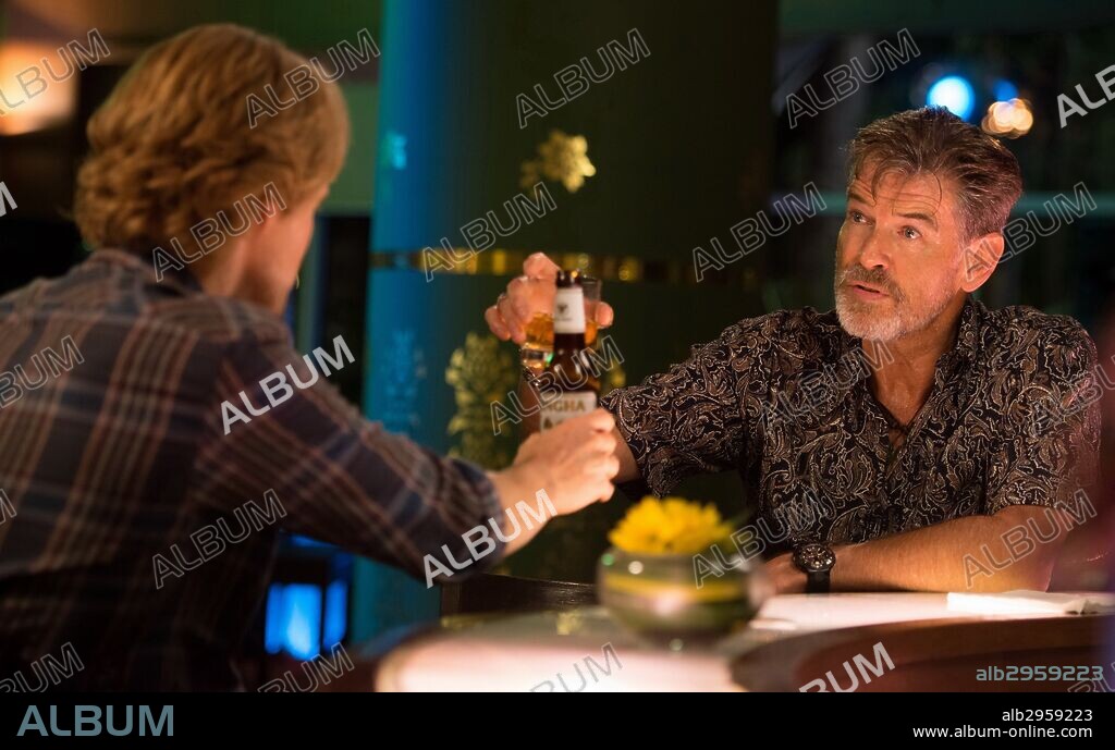 OWEN WILSON y PIERCE BROSNAN en GOLPE DE ESTADO, 2015 (NO ESCAPE). Copyright BOLD FILMS.