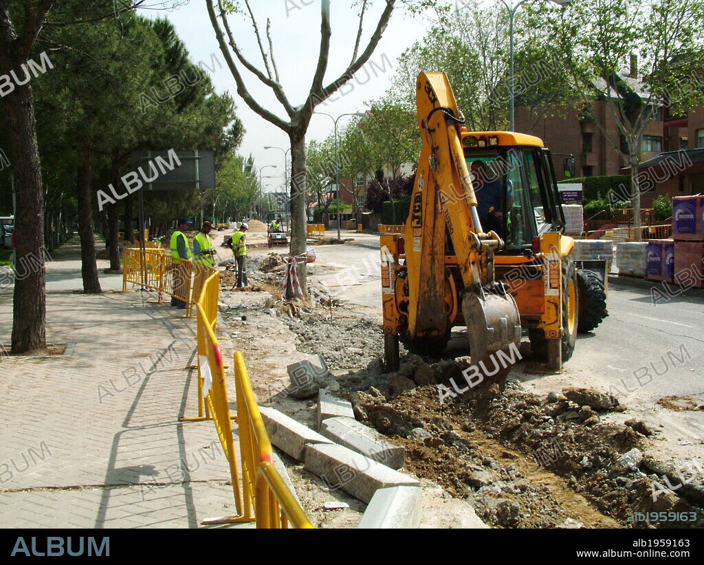 Pequeña excavadora abriendo una zanja.