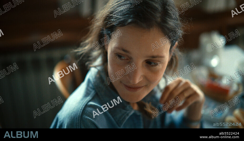 VICKY KRIEPS en ABRAZAME FUERTE, 2021 (SERRE MOI FORT), dirigida por MATHIEU AMALRIC. Copyright Les Films du Poisson / Gaumont.