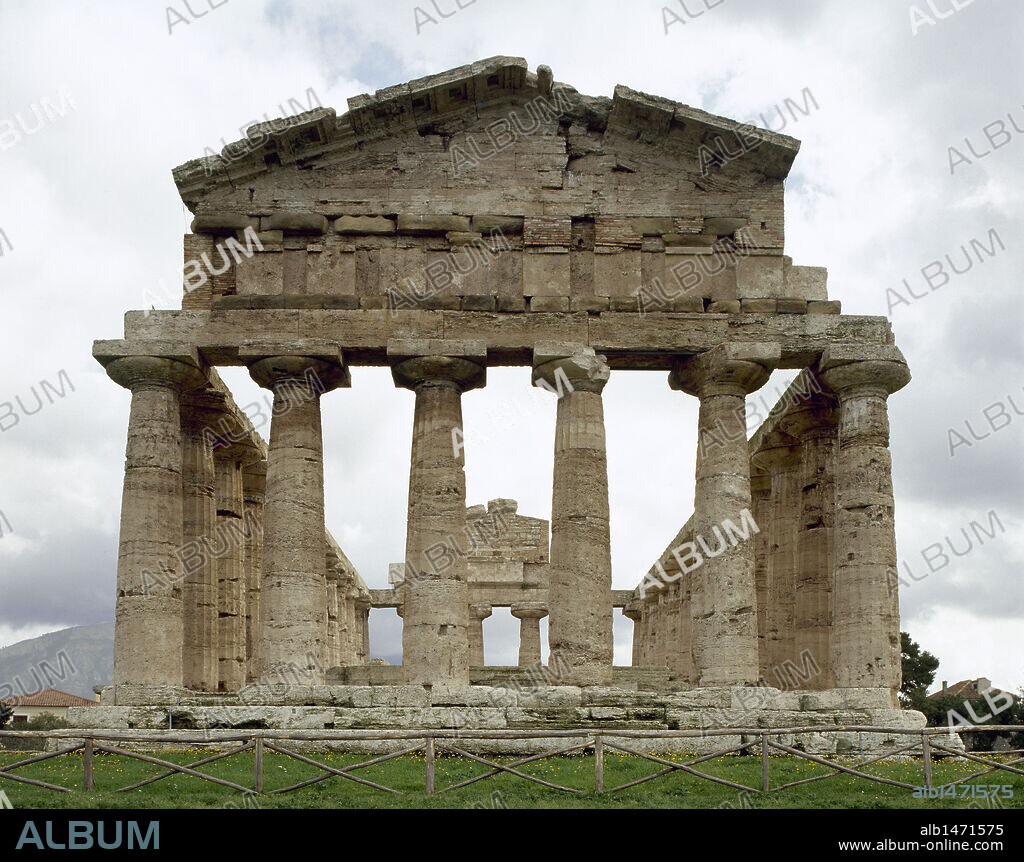 ARTE GRIEGO. MAGNA GRECIA. TEMPLO DE ATENEA, antes mal conocido como templo de Ceres. Fue construido a finales del s. VI a. C. De estilo dórico, tiene unas dimensiones de 32,88 x 14,54 metros. Vista general de uno de los FRENTES del templo con 6 columnas y parte del frontón y arquitrabe. PAESTUM (antigua ciudad griega de Poeidonia o Posidonia). Provincia de Salerno. Campania. Sur de Italia. Europa.