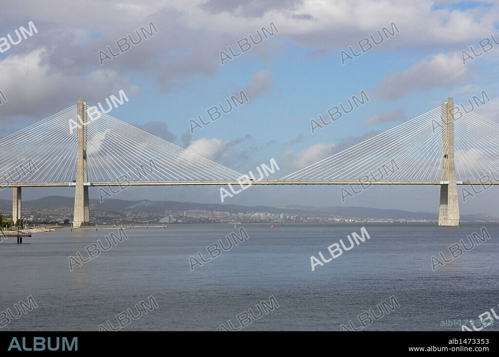 PORTUGAL. LISBOA. Vista del PUENTE VASCO DE GAMA construido por Armando Rito y Michel Virlogeux, para la Exposición Universal de Lisboa de 1998 sobre el RIO TAJO.