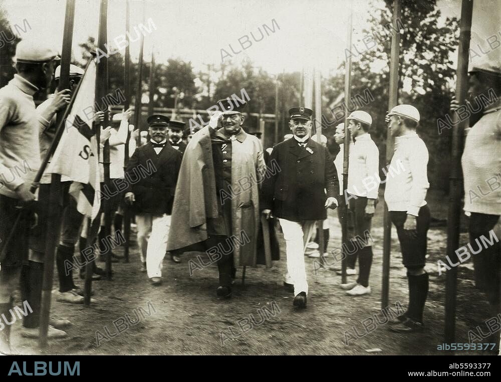 Goltz, Colmar Freiherr von der. preußischer Generalfeldmarschall und türkischer Pascha; 1843-1916. Frhr. von der Goltz bei einer Ruderregatta Berliner Schüler in Berlin-Wannsee am 15. Mai 1912. Foto.