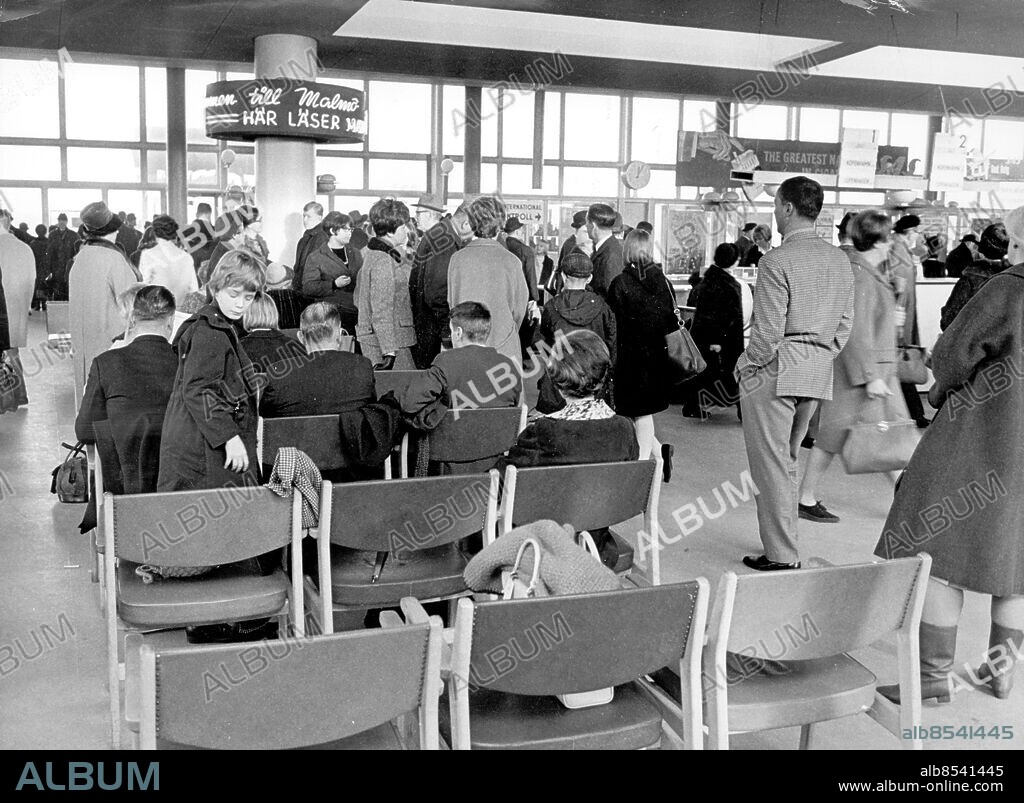 Bulltofta flygplats i Malmö / stationsbyggnaden vid Sallerupsvägen / interiör / . julrush passagerare resenärer i vänthallen. Malmö Gamla Malmö Flyg Flygplatser Bulltofta Sallerupsvägen Exteriörer 1965 / . Flygstationen / Flyg Passagerare Resenärer. (c) Ola Svensson / Sydsvenskan / IBL *** Local Caption *** Bulltofta Airport, Malmoe, Sweden 1965.