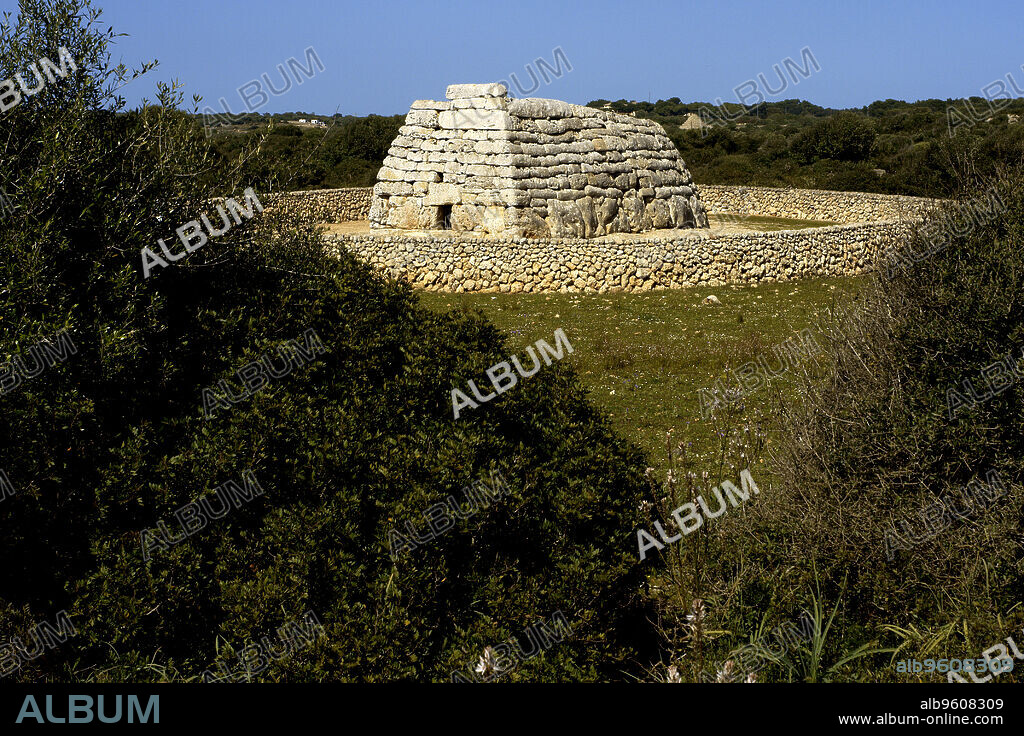Naveta des Tudons,monumento funerario colectivo (1000 a.c.). Ciutadella.Menorca.Islas Baleares.España.