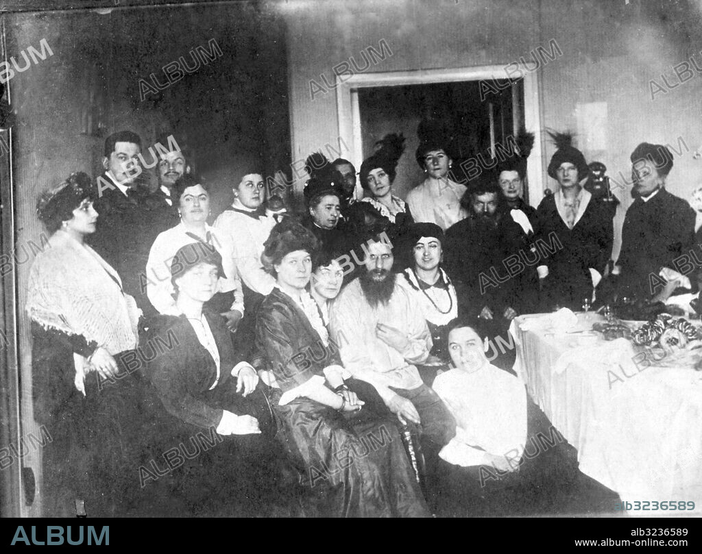 Utan bildtext. Not. Rasputin bland hovdamerna. Anm. G Rasputin, född trol. 1872, död 1916. Rysk mystiker, religiös fanatiker, utövade stort inflytande på den ryska tsarfamiljen Skägg CD124 persons: Grigorij Rasputin sites: RYSSLAND.