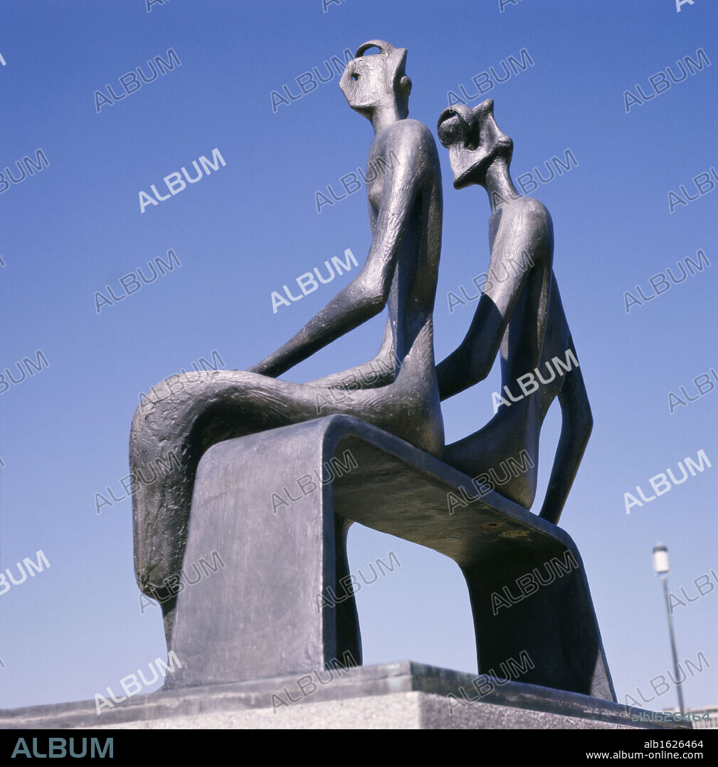 USA, Washington DC, Hirshhorn Museum and Sculpture Garden, King & Queen, sculpture by Henry Moore, 1898-1986.
