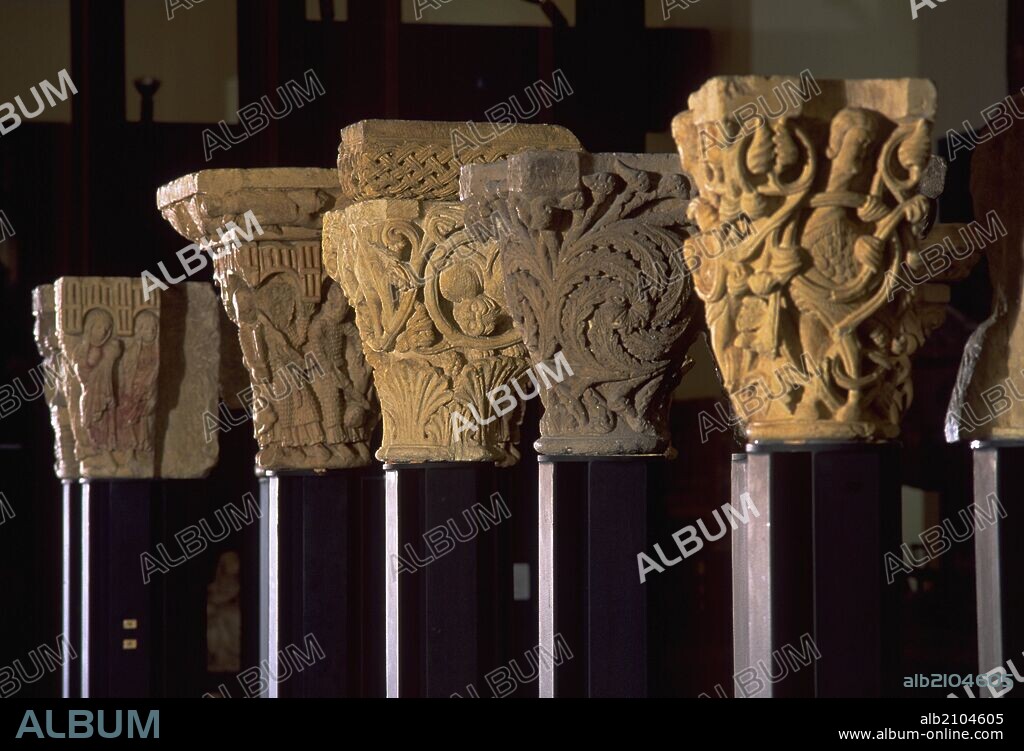 MONASTERIO DE SANTA MARIA LA REAL: CONJUNTO DE CAPITELES CON DECORACION VEGETAL Y ZOOMORFA. ROMANICO ARQUITECTURA.(DEPOSITO: MUSEO ARQUEOLOGICO NACIONAL).
