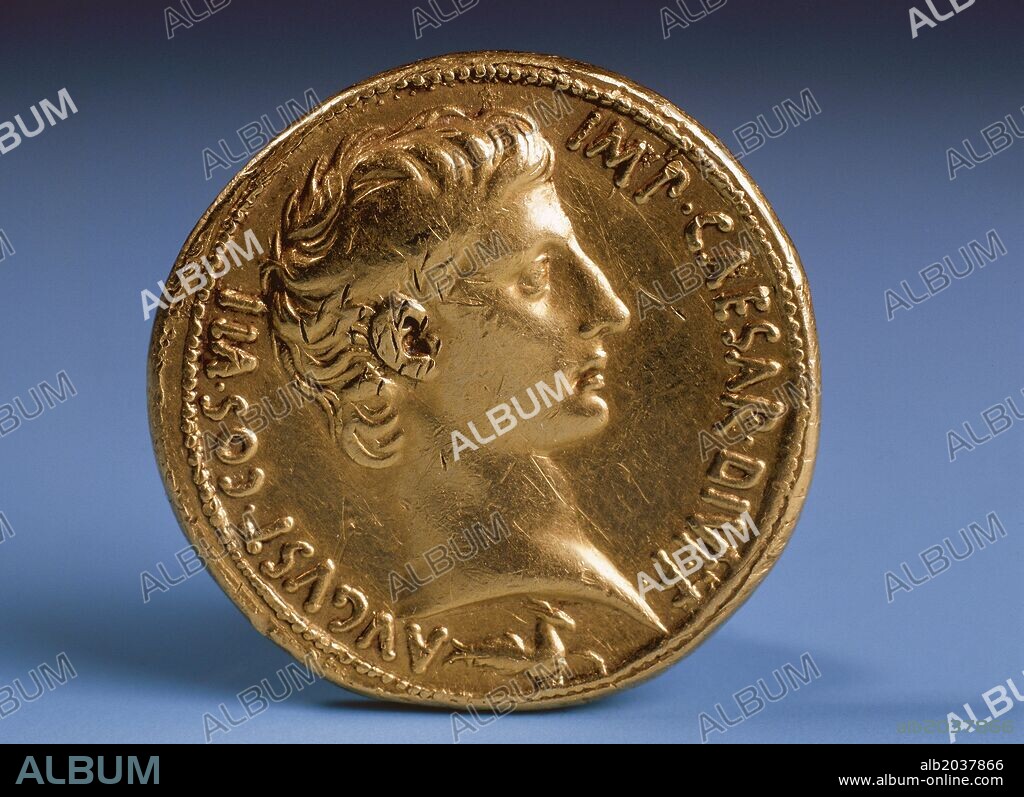 AUGUSTO, Cayo Julio Octavio (Roma,61 a. C. -Nola,14 d. C.). Primer emperador romano e hijo adoptivo de César. QUATERNION EN ORO DE AUGUSTO. Procedente de Pérgamo (año 27 a. C.). Museo Arqueológico Nacional. Madrid. España.