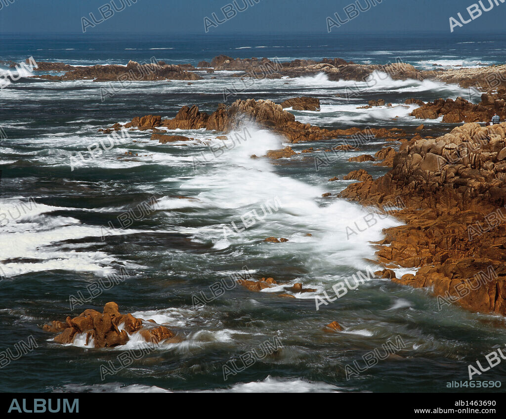 OLAS ROMPIENDO contra las rocas en el CABO TOSTO. COSTA DE LA MUERTE (COSTA DA MORTE). Provincia de A Coruña. Galicia. España.
