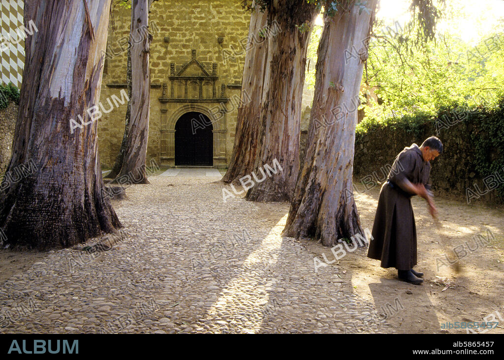 Monasterio de Yuste, patio, monje.