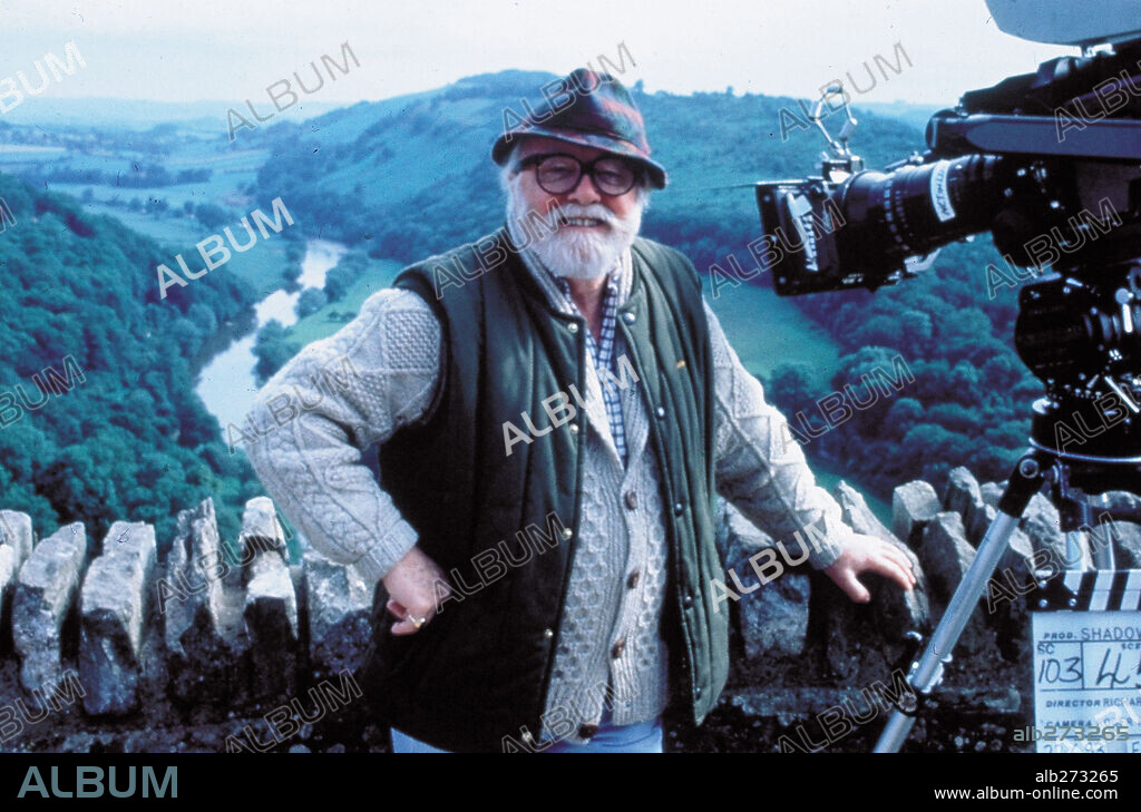 RICHARD ATTENBOROUGH en TIERRAS DE PENUMBRA, 1993 (SHADOWLANDS), dirigida por RICHARD ATTENBOROUGH. Copyright SAVOY PICTURES.