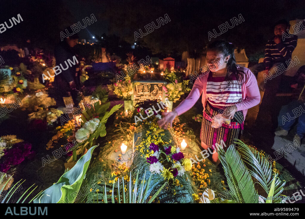 oficiando plegarias y ofrendas del dia de muertos, cementerio General, Santo Tomás Chichicastenango, República de Guatemala, América Central.