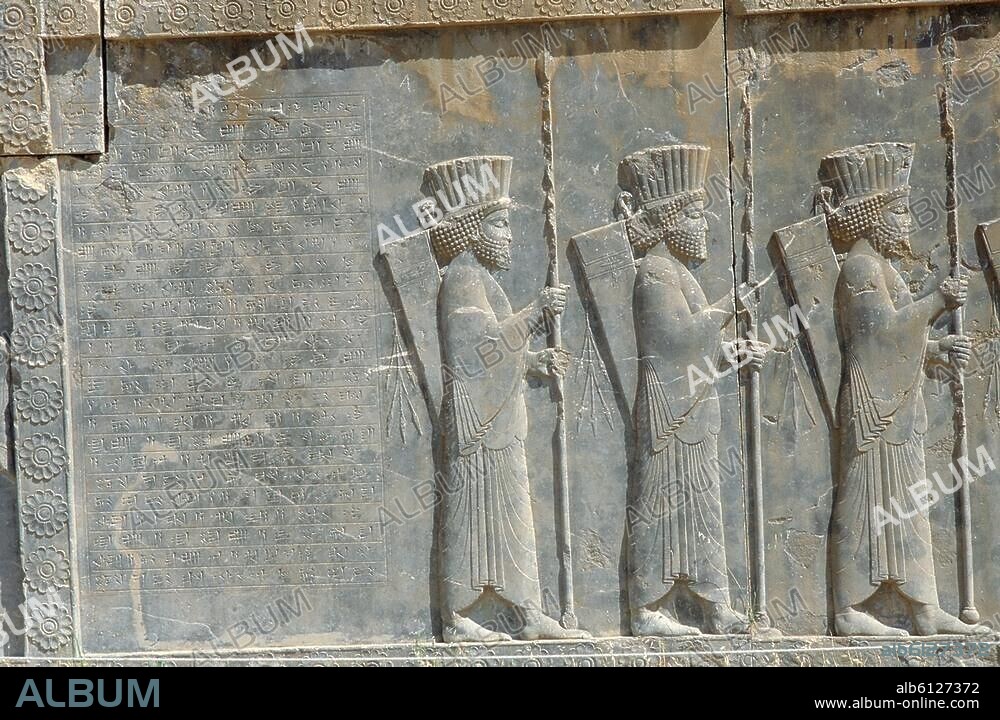 Persepolis-Takhte Djamshid (Prov. Fars, Iran), Palast des Darius I.-Tachara (achämenidisch, erbaut unter Darius I., 522-486 v.Chr.; unter Xerxes I. vollendet).-Lanzenträger der Unsterblichen Garde.-Ausschnitt aus dem Relief am Südlichen Treppenaufgang, Mittelfeld.