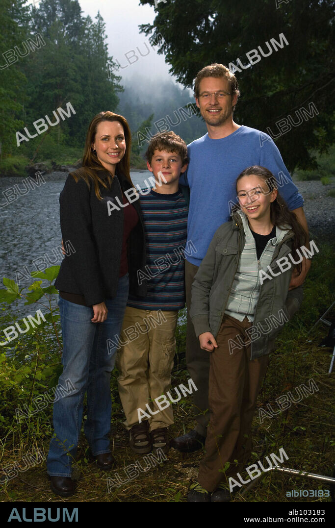 JAMES TUPPER, JODELLE FERLAND, JULIE ANN EMERY and RIDGE CANIPE in PICTURES OF HOLLIS WOODS, 2007, directed by TONY BILL. Copyright HALLMARK HALL OF FAME PRODUCTIONS / HEINILA, ERIK.