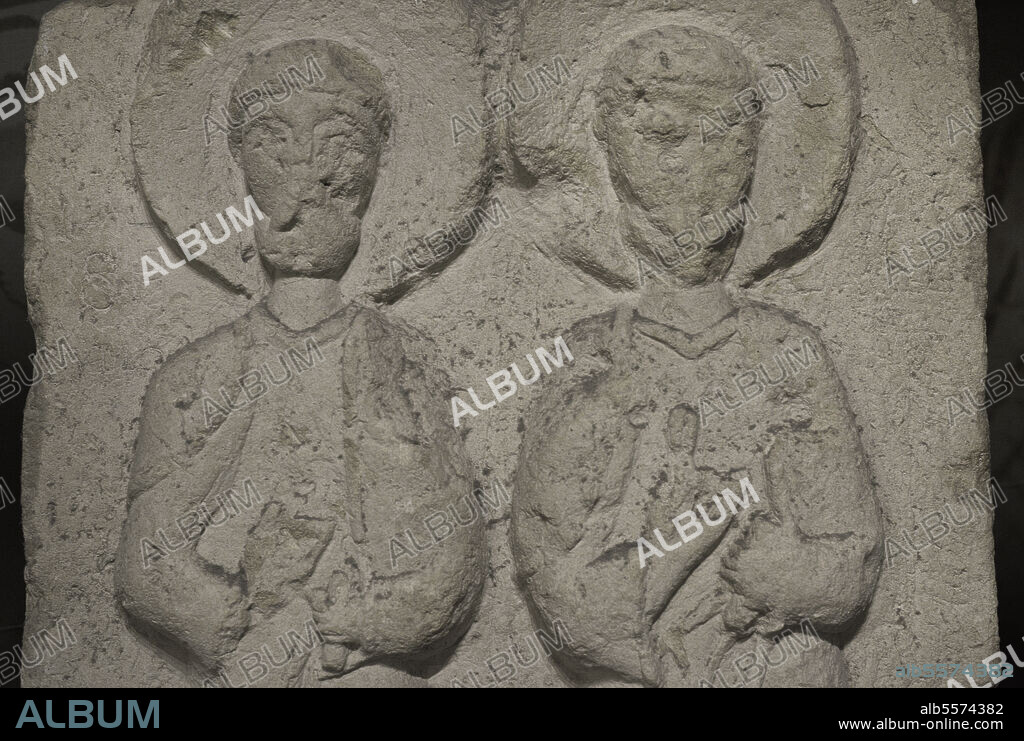 Relieve de epoca medieval tardía. Realizado en piedra caliza, representa a dos santos, posiblemente a San Pedro y San Pablo. Disfrutando de la devoción entre los pescadores y marineros, es un ejemplo de la artesanía local de finales del siglo XIII o principios del XIV, probablemente bajo influencia siciliana. Se piensa que el relieve fue hallado en 1908 en Xlendi (Isla de Gozo, Malta), donde pudo haber formado parte de una iglesia o capilla que ya no existe. Detalle. Museo de Arqueología de Gozo. Cittadela de Victoria en Gozo. Malta.
