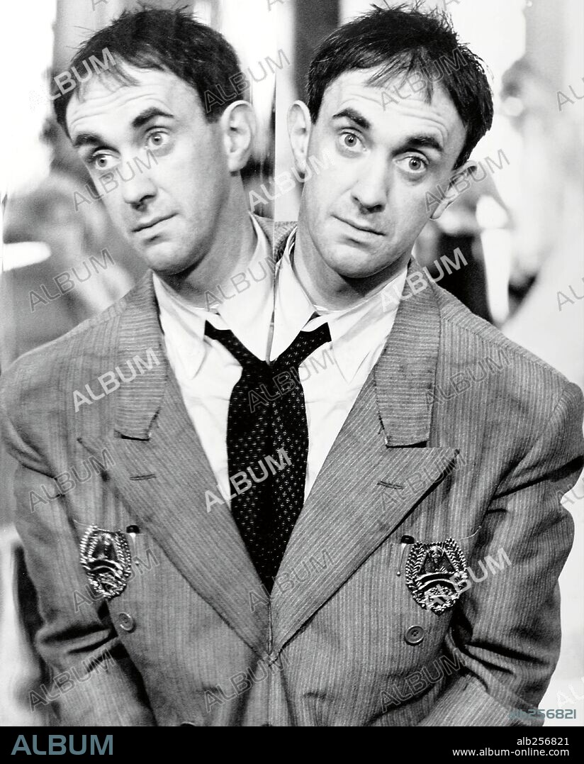 JONATHAN PRYCE en BRAZIL, 1985, dirigida por TERRY GILLIAM. Copyright 20TH CENTURY FOX.
