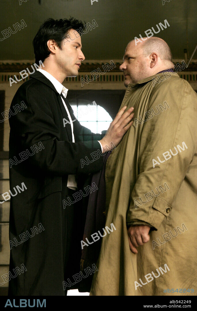 KEANU REEVES and PRUITT TAYLOR VINCE in CONSTANTINE, 2005, directed by FRANCIS LAWRENCE. Copyright WARNER BROS. PICTURES.