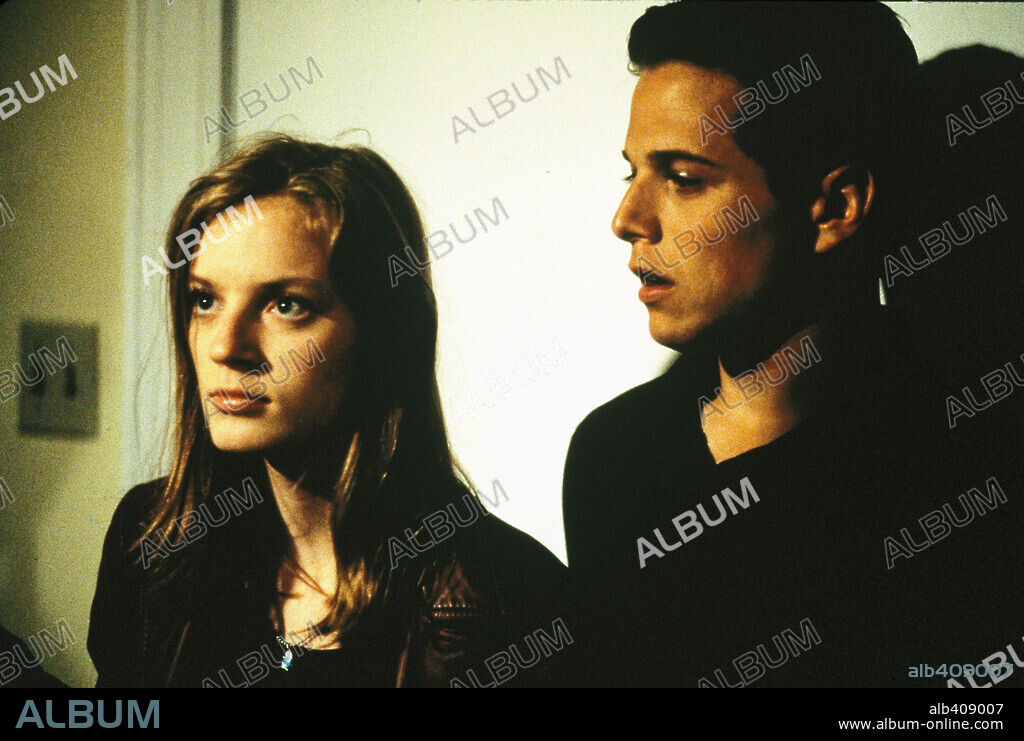 SARAH POLLEY y SCOTT WOLF en VIVIENDO SIN LÍMITES, 1999 (GO), dirigida por DOUG LIMAN. Copyright COLUMBIA PICTURES / BENNETT, TRACY.