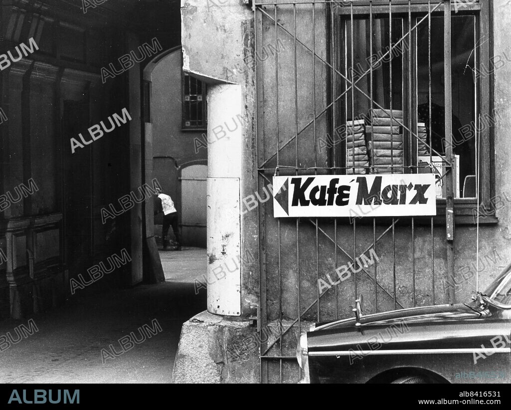 19670424 - Ungkommunisterna har startat Kafé Marx i partifastigheten på Kungsgatan 84 Foto: Ingemar Berling Kod: 5 COPYRIGHT SCANPIX SWEDEN.