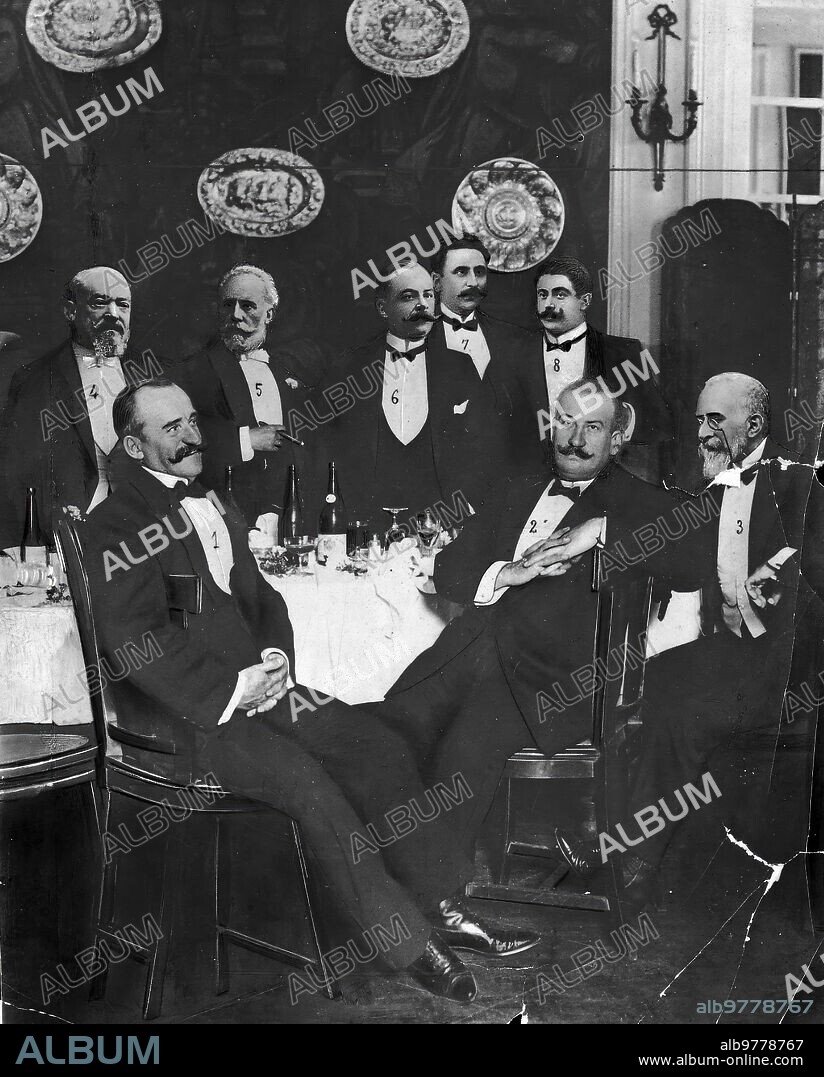 28 diciembre 1912. (esta foto Fue una inocentada del Periódico)banquete en el hotel del Conde de Romanones interesante fotografía en la que Aparecen el presidente del consejo de Ministros (1) con su sonrisa de hombre Triunfador, Rodeado de los Principales Jefes del partido Republicano, Sres. Lerroux (2), Azcarate (3), Salillas (4), Pablo Iglesias (5),, Rodrigo Soriano (6), Melquiades Álvarez (7) y Emiliano Iglesias.