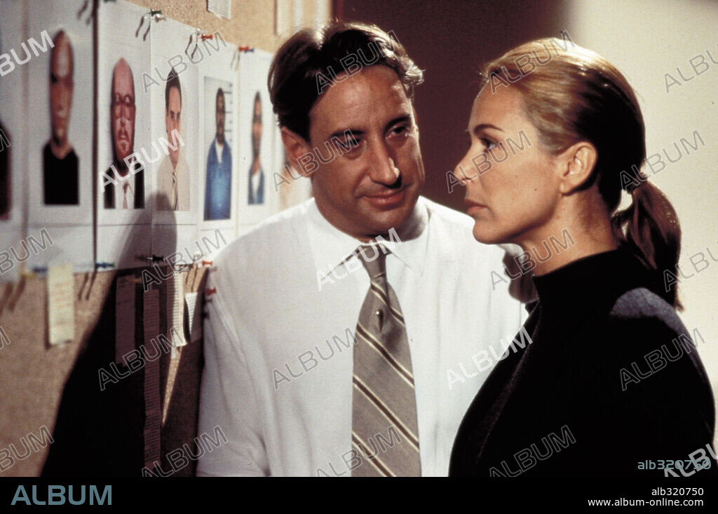 JUANJO PUIGCORBE y LYDIA BOSCH en AL LÍMITE, 1997, dirigida por EDUARDO CAMPOY. Copyright ENRIQUE CEREZO PRODUCCIONES.