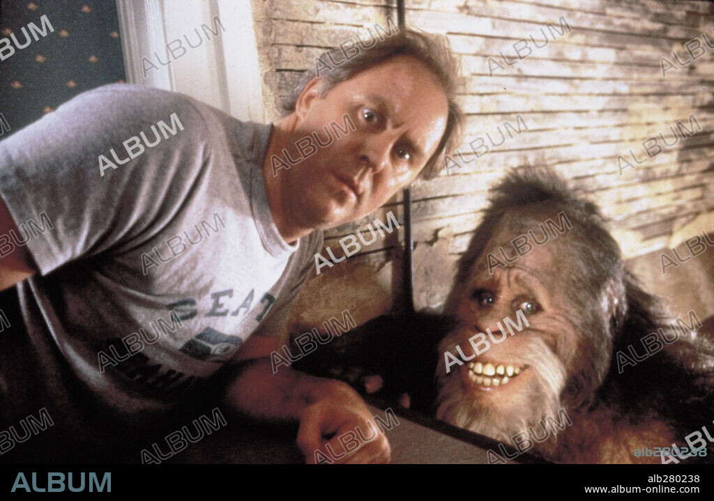 JOHN LITHGOW in BIGFOOT AND THE HENDERSONS, 1987 (HARRY AND THE HENDERSONS). Copyright AMBLIN/UNIVERSAL.