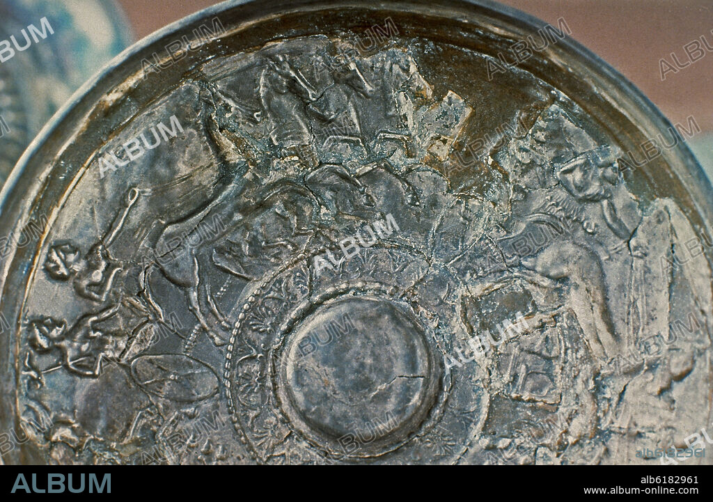 PATERA DE LAS CUADRIGAS PROCEDENTE DE CASTELLET DE BANYOLES - TIVISSA (TARRAGONA) - PLATA.