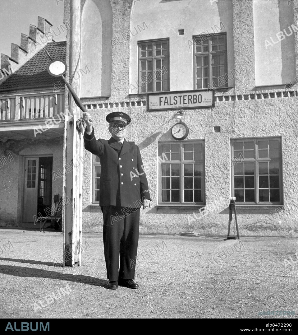 Stinsen på Falsterbo station 1953.. Foto: Bertil Rubin / Sydsvenskan Bild / IBL Bildbyrå. Gamla Falsterbo Järnväg Falsterbo station.